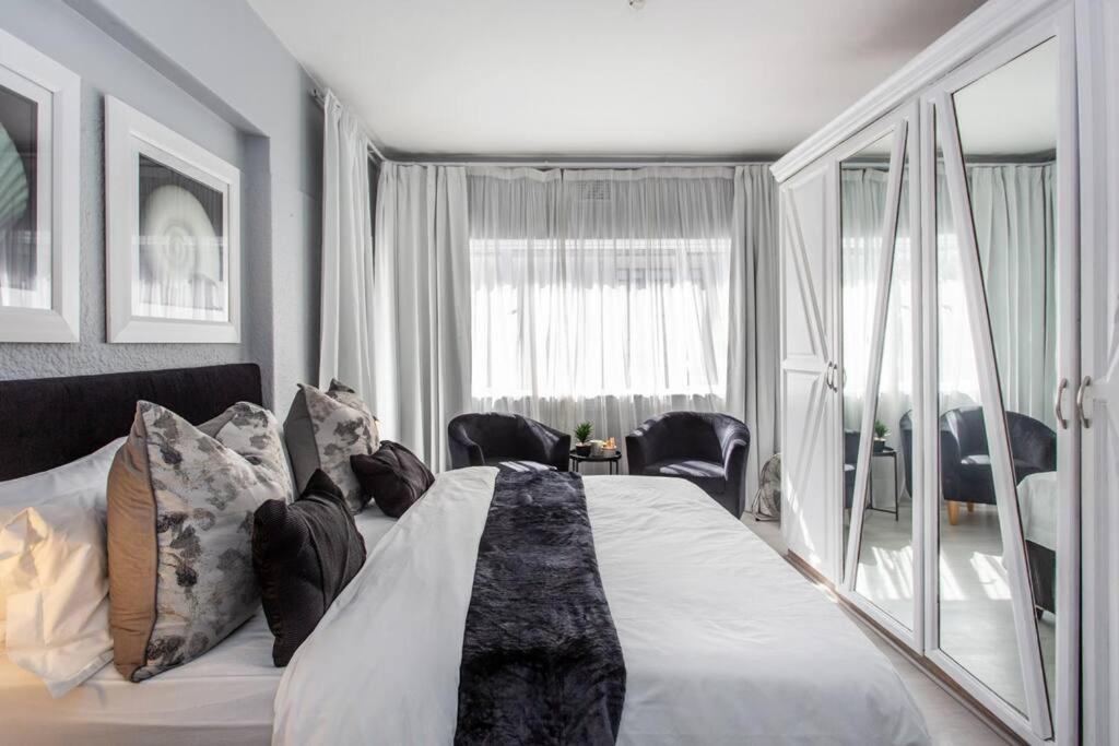 Beachcomber Sunset Sleeper Apartment Cape Town