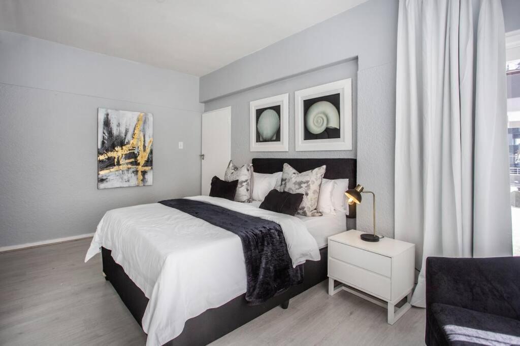 Beachcomber Sunset Sleeper Apartment Cape Town