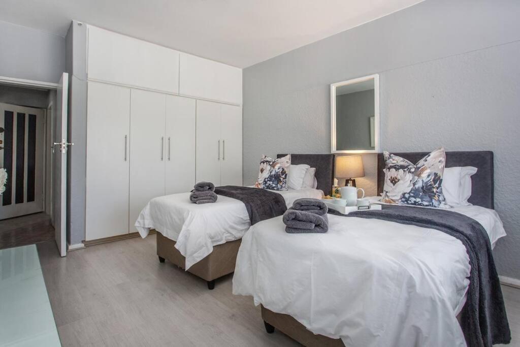 Beachcomber Sunset Sleeper Apartment Cape Town